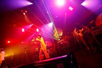 写真はツアー「Hey! Join The Party!」初日公演の様子（撮影：三吉ツカサ）。