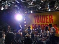 ファンとセッションを繰り広げるSPECIAL OTHERSの4人。