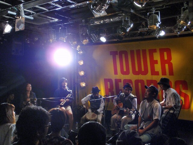 ファンとセッションを繰り広げるSPECIAL OTHERSの4人。