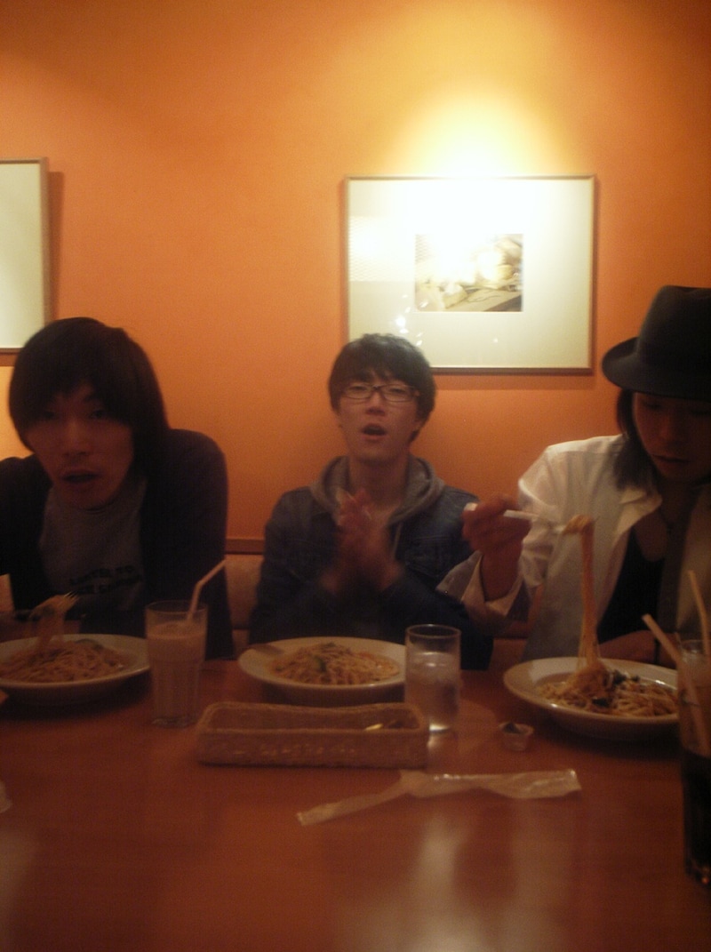 nau版リリースの前日10月11日には、Ustream番組の配信も予定しているSTAn。番組にはkyg（Vo,G）のほか、49（Dr）とエムちゃん（B）も出演する。