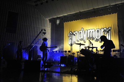 写真は「ぼくたちアンディモリ」日比谷野音公演の模様。この日のアンコールでは、ドラムの後藤大樹が11月末で脱退することが発表された。