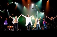 写真は10月6日の日本武道館公演の様子。