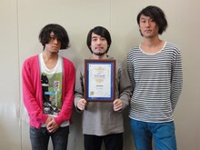 「dynamo」の登録証明書を手にするavengers in sci-fiのメンバー。