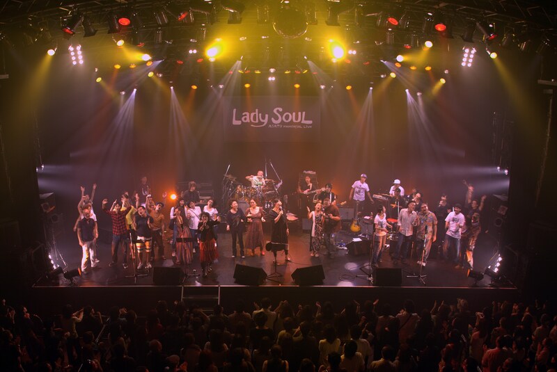 写真はアンコールで繰り広げられた出演者やASATOの仲間たちによる「You’ve Got a Friend」のセッション風景。