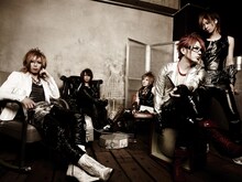 12012（写真左から2番目が須賀勇介）