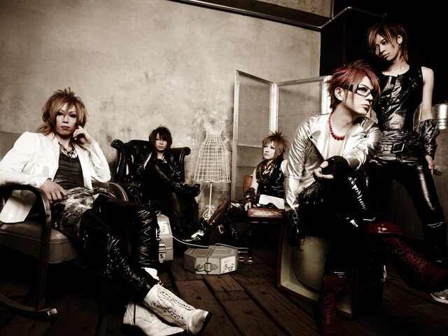 12012（写真左から2番目が須賀勇介）