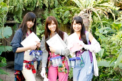 カブトムシ＆チョウ担当の小森美果（写真左）、河西智美（中央）、北原里英（右）。