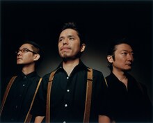 LITTLE CREATURESは、1987年に青柳拓次（Vo,G）、鈴木正人（B,Key）、栗原務（Dr,Per）の3人で結成。1990年にシングル「THINGS TO HIDE」でデビューした。