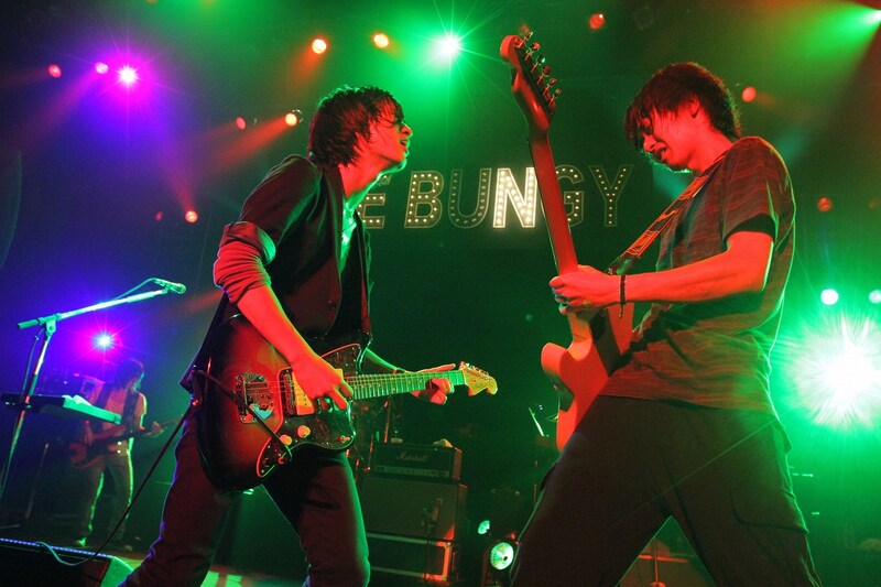 昨日10月7日、NICO Touches the Wallsは初のホールワンマンライブを渋谷C.C.Lemonホールにて開催。アンコールを含め19曲を熱演し、満員のオーディエンスを熱狂させた（写真は昨日のライブの模様）。