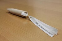 「リフレッシュ・ウッドスティック」は、森を健康にするために高知県の森で間伐されたヒノキの間伐材を素材にしたこだわりの逸品。