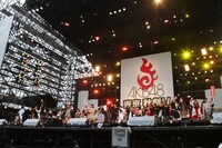 日中に行われた「ゆるゆるカラオケ」には、メンバーが私服や趣向をこらした衣装で登場。(C)AKS