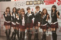 AKB48。写真左から小島陽菜、松井珠理奈、渡辺麻友、高橋みなみ、前田敦子、篠田麻里子、板野友美、柏木由紀。
