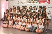 緊張しつつもカメラに笑顔を向けたNMB48。