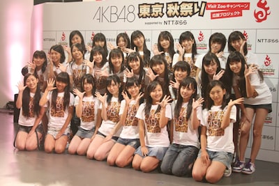 今週の人気の画像1位は「NMB48第1期生26名、AKB48秋祭りでサプライズ披露」より、NMB48の集合写真。