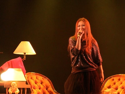 傳田はソファに座り、自分の部屋で歌っているようなリラックスした雰囲気でライブを展開。