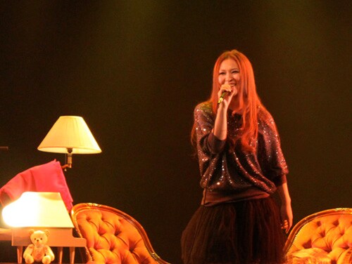 傳田はソファに座り、自分の部屋で歌っているようなリラックスした雰囲気でライブを展開。