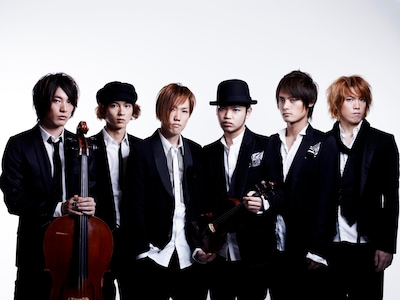 ソノダバンドはオープニングナイトを含む全8日間のうち、計6日間のステージでバックを務める。