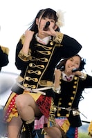 今週の人気の画像8位は「AKB48、握手会イベント罰ゲームで禁断のキス顔披露」より、渡辺麻友。