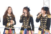 写真左から板野友美、大島優子、高橋みなみ。