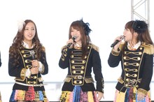 写真左から板野友美、大島優子、高橋みなみ。