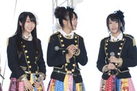 写真左から峯岸みなみ、北原里英、指原莉乃。