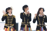 写真左から渡辺麻友、宮澤佐江、河西智美。