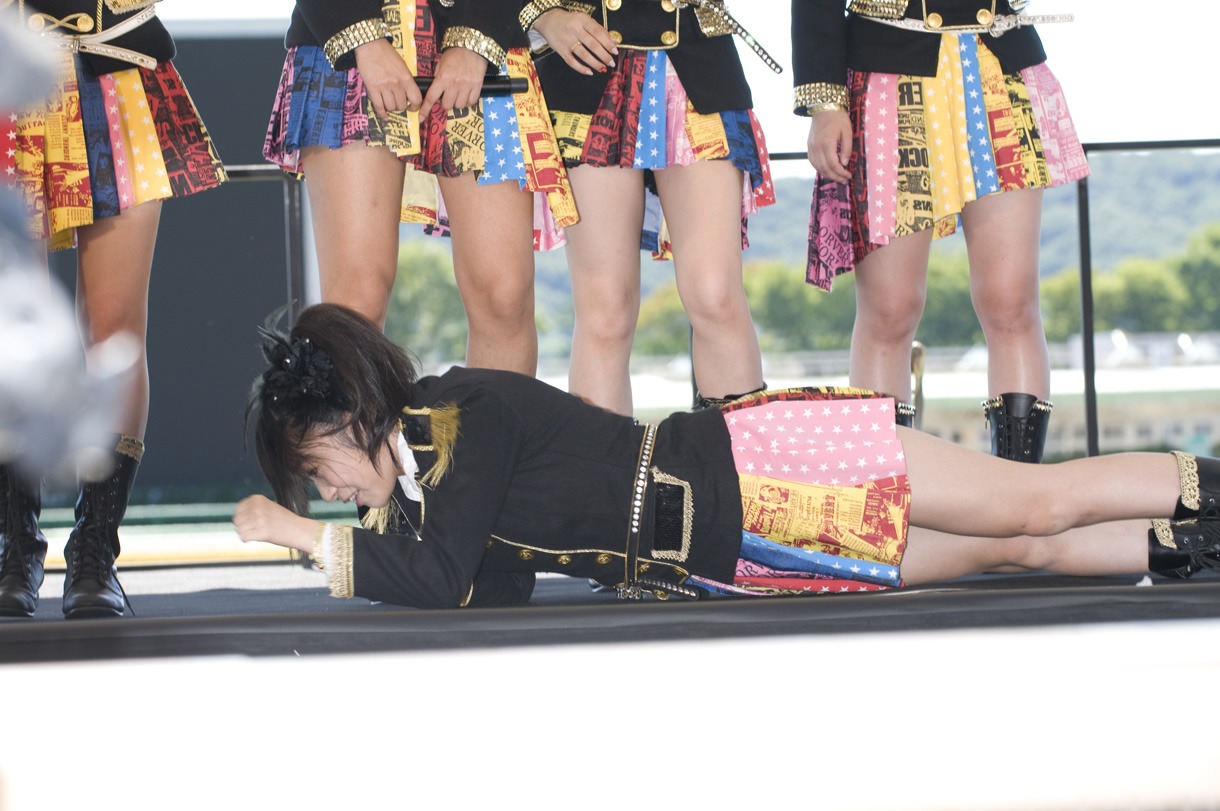 「ネ申テレビ シーズン5」Vol.3で洞窟探検を体験した指原莉乃は、写真のような体勢で実際に鍾乳洞を通り抜けたとのこと。