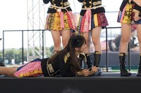 指原を観て「そんなことしないでしょ？」と笑うメンバーに対し、「ホントなんです！」と同じ体勢を取って説明する高城亜樹。