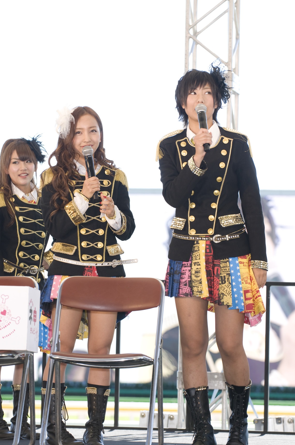 「AKB48のスジナシ」に挑戦する板野友美（写真左）と宮澤佐江（右）。