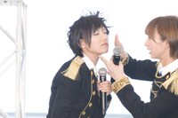 メイク役としてアドリブ参加した篠田麻里子（写真右）。