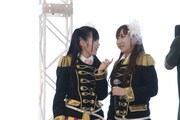 「AKB48のスジナシ」に挑戦する渡辺麻友（写真左）と仁藤萌乃（右）。
