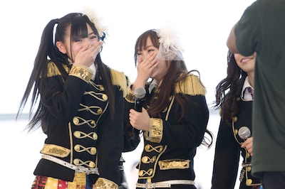 渡辺麻友（写真左）はキス顔を見せた後、思わず恥ずかしくなって手で顔を覆ってしまった。