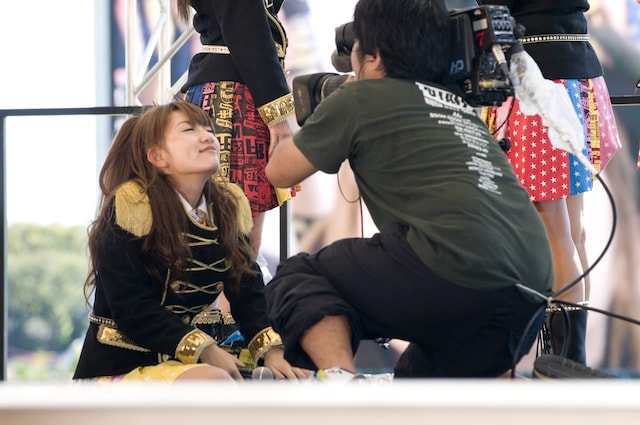 キス顔を東京競馬場の大スクリーンに映され、「こんなキャラじゃないって！」と凹む高橋みなみ。