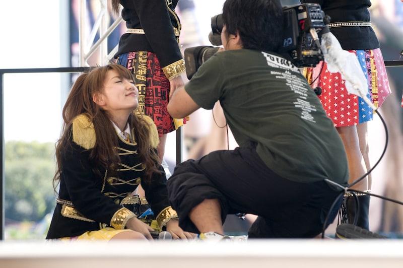 キス顔を東京競馬場の大スクリーンに映され、「こんなキャラじゃないって！」と凹む高橋みなみ。