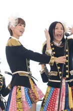 写真左から篠田麻里子、松井珠理奈。