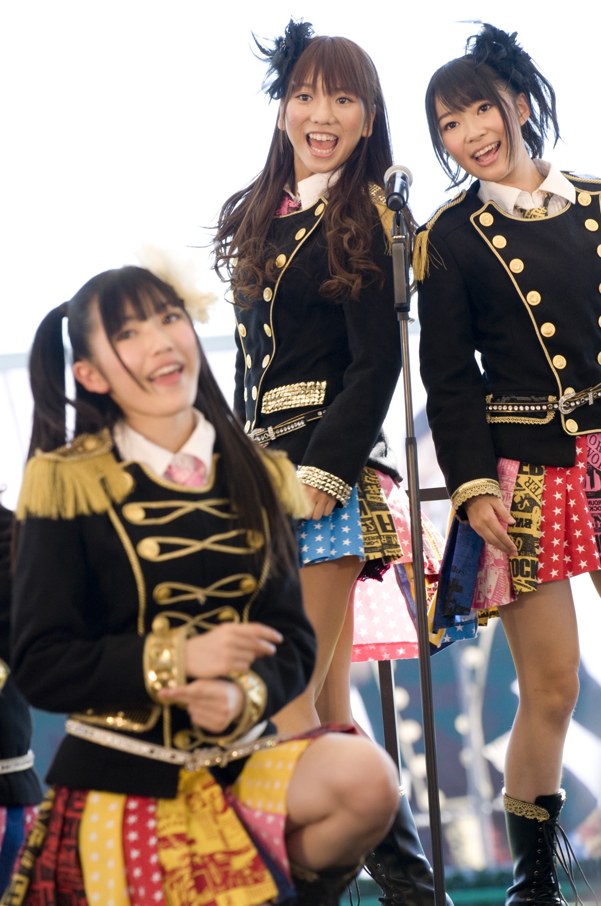 写真左から渡辺麻友、高城亜樹、指原莉乃。