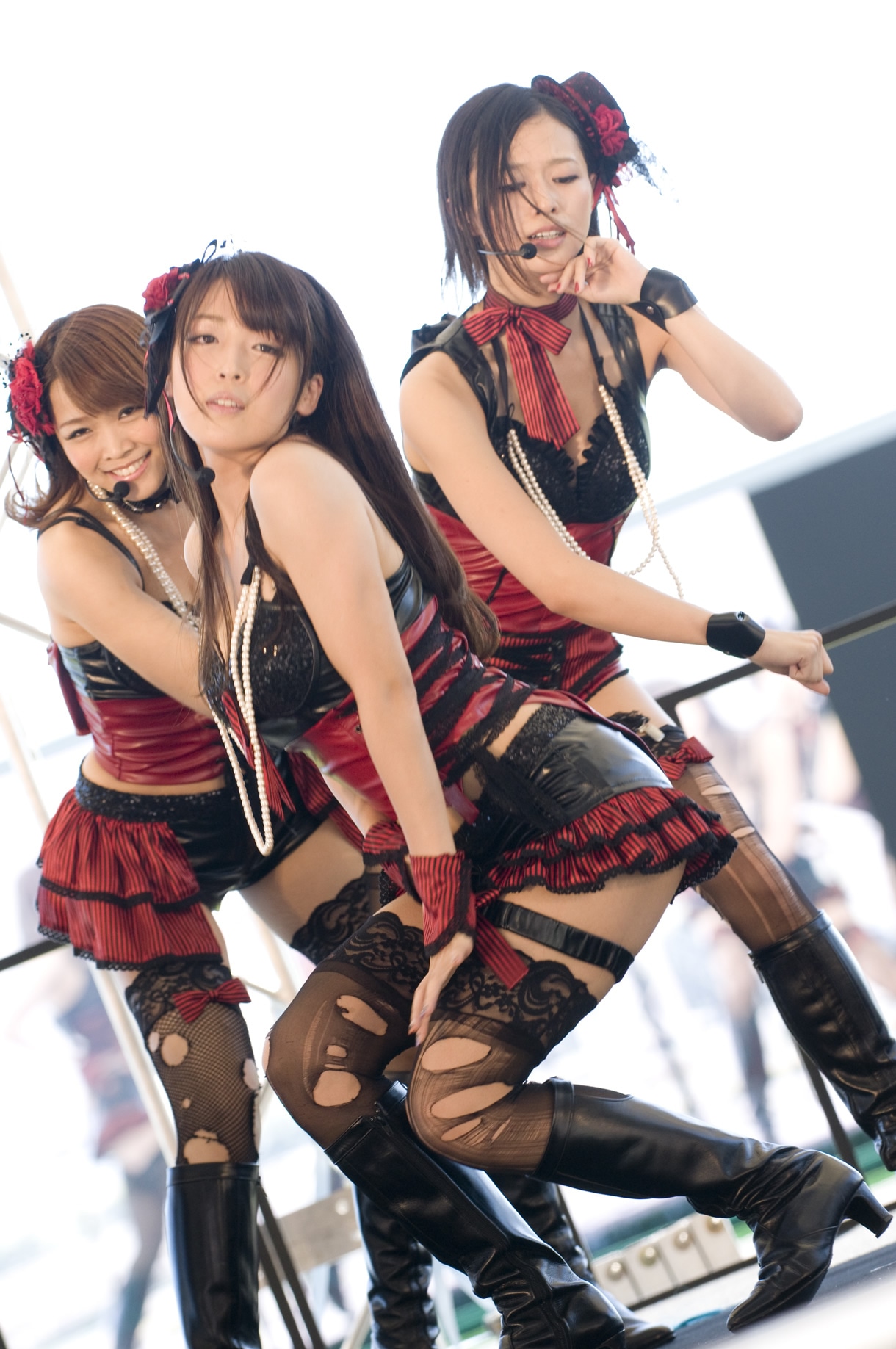 「佐渡へ渡る」を歌うSDN48アンダーガールズB。