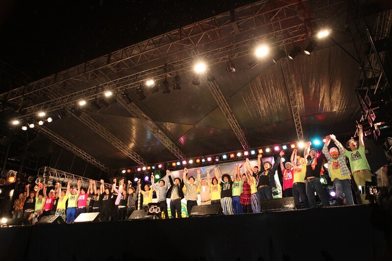 全出演アーティストが登場したフィナーレの様子。