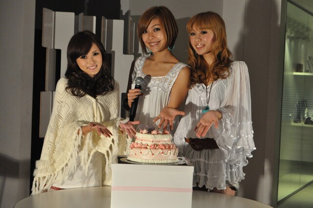 デコ盛りスイーツを前に記念撮影するありっくま（写真左）とSweet Licious。