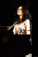 ステージでは最新アルバム「LIFE」の収録曲も初披露された。