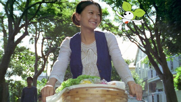 CMのワンシーン。榮倉奈々の横を飛んでいるキャラクターの名前は「エコラッタ」で、地球に良いことをすると現れダンスを踊る。