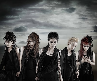 シングル情報とともに解禁されたカラスの最新ビジュアル。