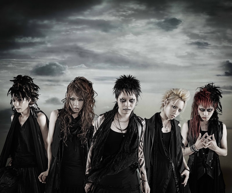 シングル情報とともに解禁されたカラスの最新ビジュアル。