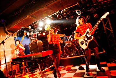 写真は「秋の人間狩り」東京公演より。マリアンヌ東雲（写真中央）は本編ラスト、拡声器片手にコンドームをバラまくパフォーマンスを披露した（撮影：齋藤真理）。