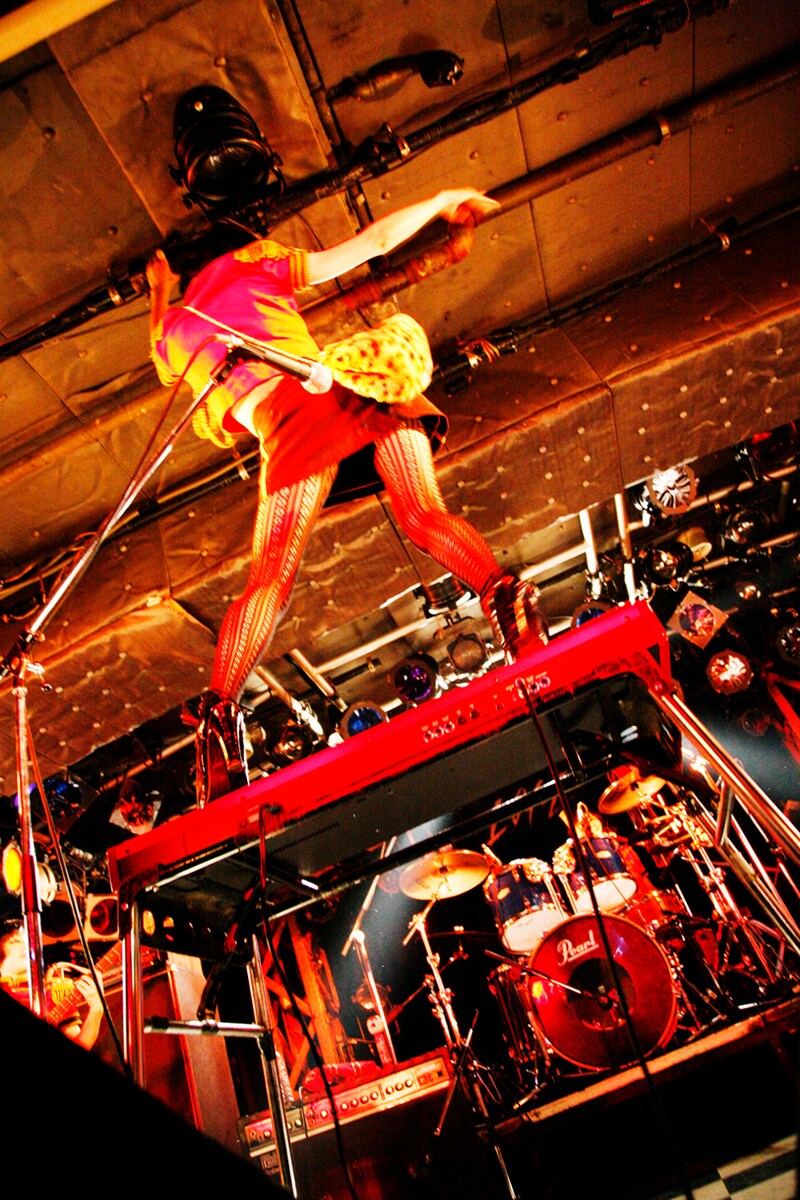 電気オルガンによじ上り腰を振るマリアンヌ（撮影：齋藤真理）。