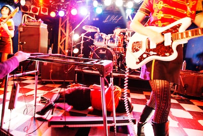 電気オルガンを投げ飛ばし、床に倒れ込むマリアンヌ（撮影：齋藤真理）。