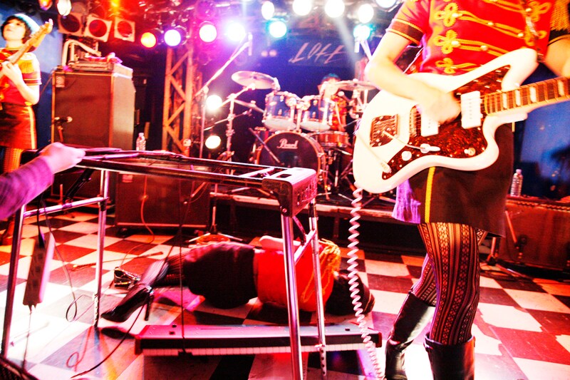 電気オルガンを投げ飛ばし、床に倒れ込むマリアンヌ（撮影：齋藤真理）。