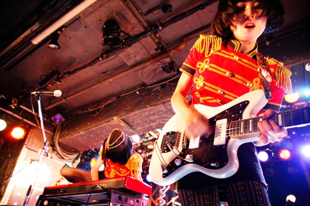 借り物のファズで歪んだエレキサウンドを鳴らしまくるイザベル=ケメ鴨川。実演会後に確認したところ、ファズの故障は演出ではなく、本当のハプニングだったとのこと（撮影：齋藤真理）。