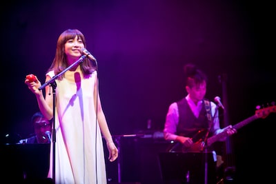 歌う持田香織。