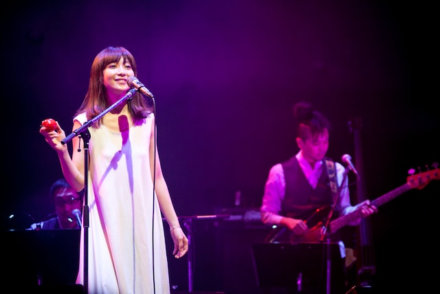 歌う持田香織。
